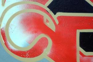arte de rua. imagem de fundo abstrata de um fragmento de uma pintura de graffiti colorida em tons de vermelho foto