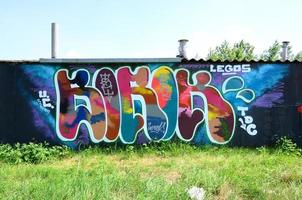 arte de rua. imagem de fundo abstrata de uma pintura de graffiti completa em muitas cores e tons da moda foto