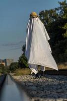 fantasma com chapéu brilhante, fantasma com lençol e óculos de sol com tema de halloween, méxico foto