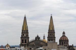 Catedral de Guadalajara vista do centro, vários telhados de casas no México foto