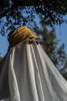 fantasma com chapéu brilhante, fantasma com lençol e óculos de sol com tema de halloween, méxico foto