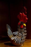 galinha de brinquedo de madeira pintada à mão, tradicional mexicana, mexicana foto