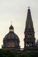 Catedral de Guadalajara ao pôr do sol, ângulo diferente, México foto