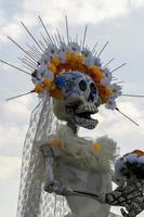 desfile do dia dos mortos com carros modificados, pessoas tocando instrumentos, méxico américa latina foto