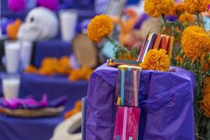 brinquedos tradicionais no méxico em um altar para o dia dos mortos, foto