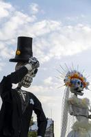 desfile do dia dos mortos com carros modificados, pessoas tocando instrumentos, méxico américa latina foto