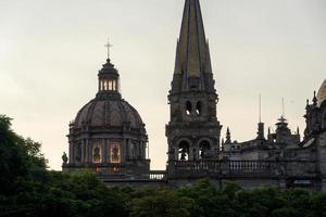 Catedral de Guadalajara ao pôr do sol, ângulo diferente, México foto