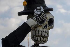 caveiras gingantes vestidas com fantasias para o dia dos mortos, um feriado tradicional mexicano foto