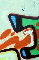 arte de rua. imagem de fundo abstrato de um fragmento de uma pintura de grafite colorido em tons cáqui verde e laranja foto