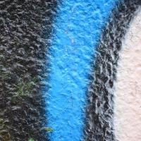 arte de rua. imagem de fundo abstrato de um fragmento de uma pintura de grafite colorida em tons de azul foto