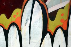 arte de rua. imagem de fundo abstrata de um fragmento de uma pintura de graffiti colorida em tons de branco e laranja foto