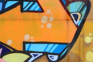 arte de rua. imagem de fundo abstrata de um fragmento de uma pintura de graffiti colorida em tons de bege e laranja foto