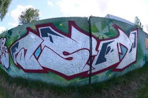 arte de rua. imagem de fundo abstrata de uma pintura de grafite concluída completa em preenchimento cromado, fundo verde e contornos vermelhos. foto olho de peixe