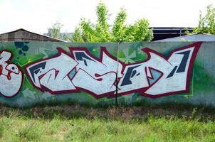 arte de rua. imagem de fundo abstrata de uma pintura de graffiti completa completa em preenchimento cromado, fundo verde e contornos vermelhos foto
