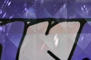 textura de um fragmento da parede com pintura de graffiti, que é retratada nele. uma imagem de um desenho de graffiti como uma foto sobre arte de rua e tópicos de cultura de graffiti