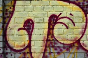 close-up vista de detalhes de desenho de grafite. imagem de fundo sobre o tema da arte de rua e vandalismo. textura da parede, pintada com tintas aerossóis foto
