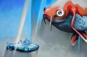 imagem detalhada do desenho de graffiti de cor. fundo de arte de rua de fundo com batiscafo subaquático pintado ou submarino e peixe laranja flutuando na sala foto