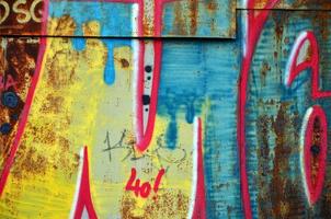 arte sob o solo. belo estilo de grafite de arte de rua. a parede é decorada com pintura de casa de desenhos abstratos. cultura urbana icônica moderna da juventude de rua. imagem elegante abstrata na parede foto