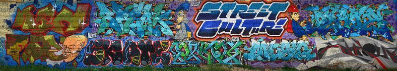 uma imagem detalhada do desenho do graffiti. um fundo conceitual de arte de rua com um graffiti de letra colorida com cultura de rua de palavra, paz, pausa e música foto