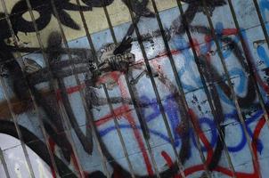 um fragmento de desenho de graffiti e um conjunto de etiquetas aplicadas na parede a partir do antigo azulejo do túnel do metrô. o conceito de arte de rua e vandalismo foto