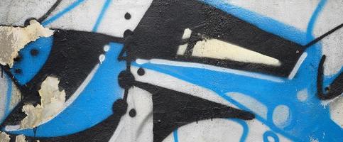 arte de rua. imagem de fundo abstrata de um fragmento de uma pintura de graffiti colorida em tons cromados e azuis foto