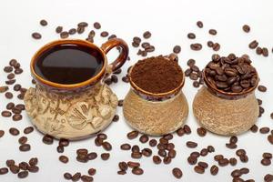 coleção de vista superior de variedade de xícara de café isolada no fundo branco foto