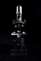 microscópio em fundo preto foto