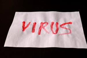 vírus escrito em papel foto