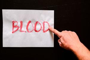 sangue escrito em papel foto