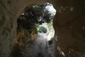 caverna nas falésias de giz no sul de israel. foto