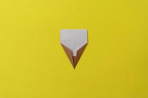 instruções de fotos passo a passo como fazer sorvete de origami. diy simples com conceito infantil infantil. colagem da foto dos passos.