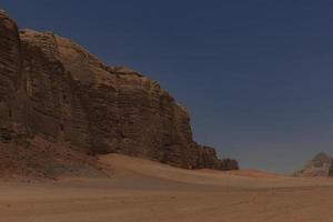 montanhas de areia em wadi rum foto