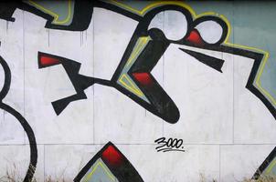 fragmento de pinturas coloridas de graffiti de arte de rua com contornos e sombreamento de perto foto
