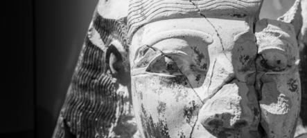 turim, itália - arqueologia de estátua de arenito no museu egípcio foto