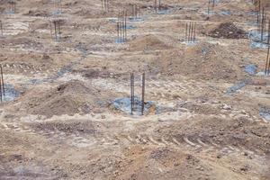 local da fundação do novo prédio, detalhes e reforços com barras de aço e fio-máquina, preparando para o vazamento do cimento. foto