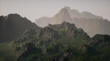 cenário de montanha rochosa dos Alpes Dolomitas foto