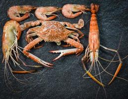 prato de frutos do mar com camarões camarões e caranguejo mar gourmet jantar comida marisco cozido em fundo escuro foto