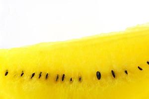close-up de melancia amarela e sementes isoladas no fundo branco foto