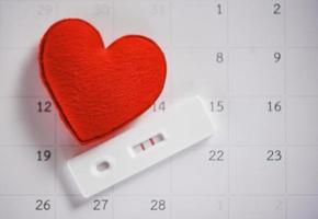 testes de gravidez conceito de mulher grávida resultado positivo duas linhas planejando um bebê maternidade e cuidados de saúde