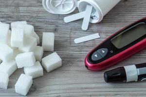 cubos de açúcar na mesa. teste de diabetes foto