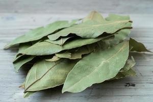 folhas de louro inteiras secas na tábua laurus nobilis foto