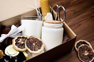 caixa de presente diy de vela com cera de soja, vela, etiqueta e óleo essencial para fabricação de velas foto