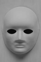 máscara branca isolada no fundo branco foto