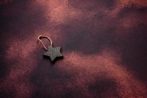 lindo fundo de concreto escuro texturizado com brinquedo de árvore de natal em forma de estrela foto