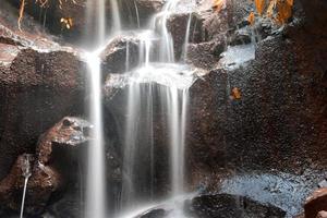 photo uma cachoeira muito bonita que ainda é natural em uma área rural. foto