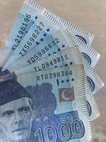 rúpias paquistanesas, notas de moeda paquistanesa, cédula de moeda de 1000 rupees.pakistani. conceito de negócios e finanças foto