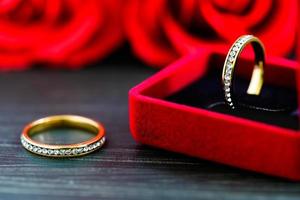 anel de casamento de diamante na caixa de joias vermelha foto