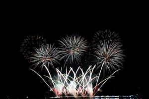 abstrato colorido fogo de artifício ano novo festival fundo do céu noturno. foto