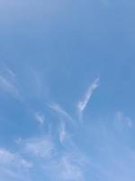 nuvens brancas no céu azul. céu e infinito. lindo fundo azul brilhante. claro nublado, bom tempo. nuvens encaracoladas em um dia ensolarado. foto