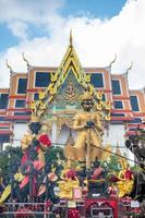 escultura de wessuwan no templo chulamanee em samut sonkram, tailândia. o gigante para o povo tailandês visita o respeito orando e abençoando a adoração sagrada do mistério. foto